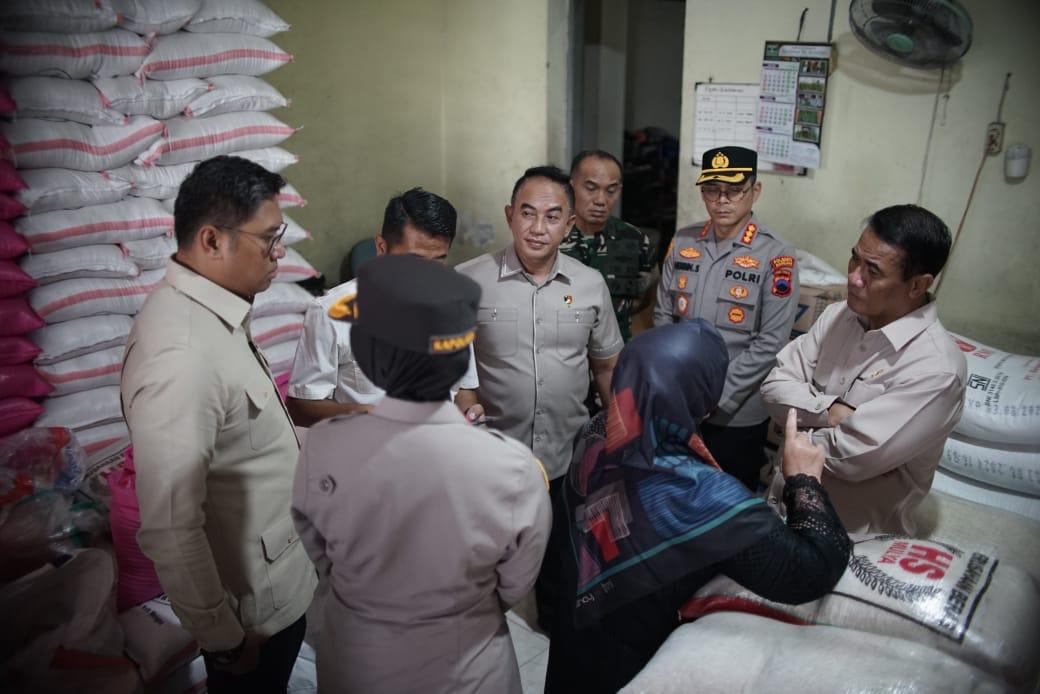 Mentan Amran dan Wamentan Sudaryono Temukan Beras Dijual di Atas HET Saat Sidak Toko Beras di Magelang