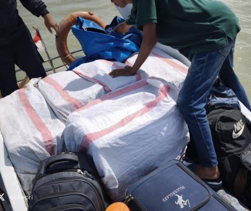 Bea Cukai Amankan Kapal Pembawa Puluhan Ribu Batang Rokok Ilegal di Perairan Pulau Setunah