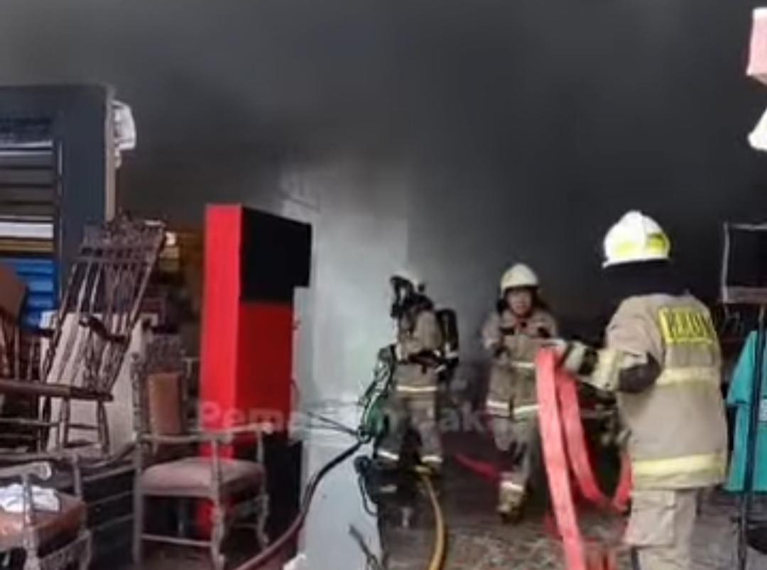 Gudang Properti di Meruya Jakbar Terbakar, Asap Hitam Mengepul