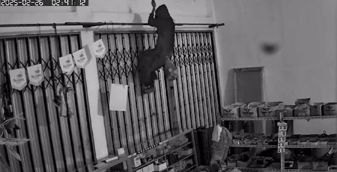 Viral! Aksi Maling Bobol Toko Material di Bogor Sambil Gelantungan Bak Spider-Man