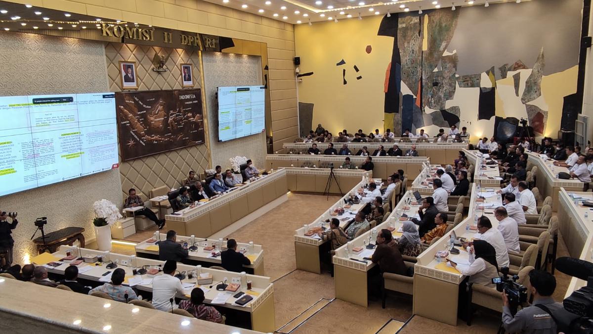 Komisi II DPR Bahas PSU Pilkada Bersama Mendagri, KPU, Bawaslu