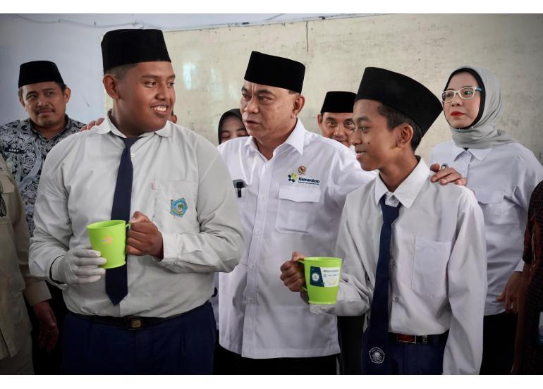 Menkop Budi Arie: MBG Serap Susu Koperasi, Peternak Untung, Anak Sehat