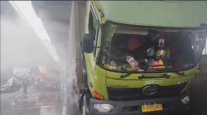 Truk Bermuatan Sepatu Terbakar di Tol Tambun Selatan