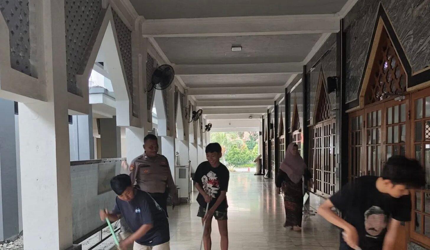 Polisi Beri Sanksi 'Bersihkan Masjid' Terhadap 3 Remaja yang Terlibat Aksi Balap Liar