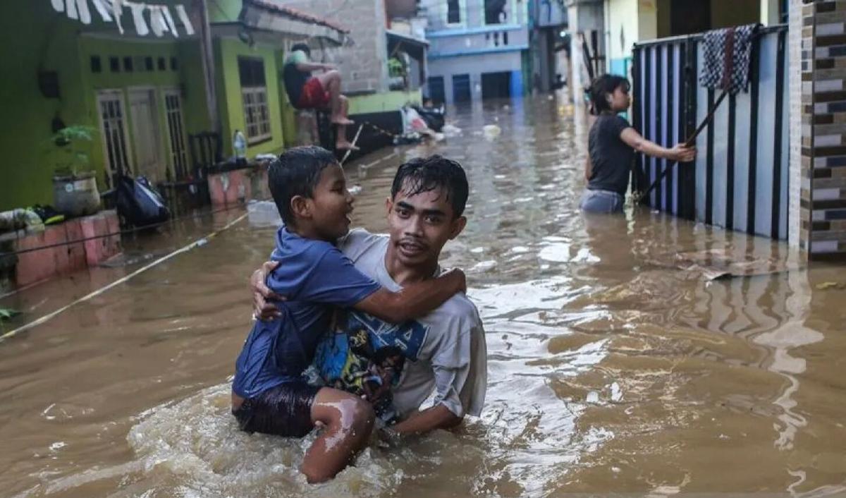 Update Banjir Jakarta: 62 RT Terendam, Ketinggian Air Capai 4 Meter