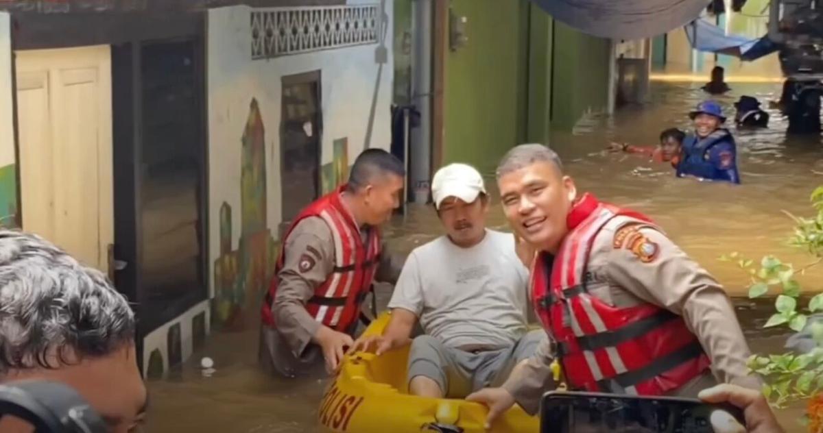 Polda Metro Sigap Evakuasi Warga Korban Banjir di Jatinegara Jaktim