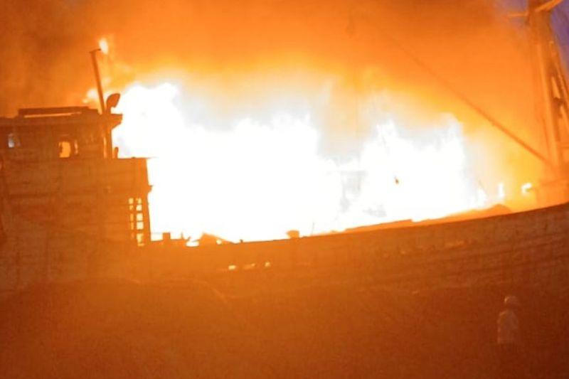 Kebakaran Kapal di Sunda Kelapa, Damkar Kerahkan 15 Unit