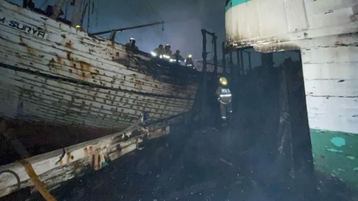 Detik-Detik Dua Kapal Terbakar di Pelabuhan Sunda Kelapa