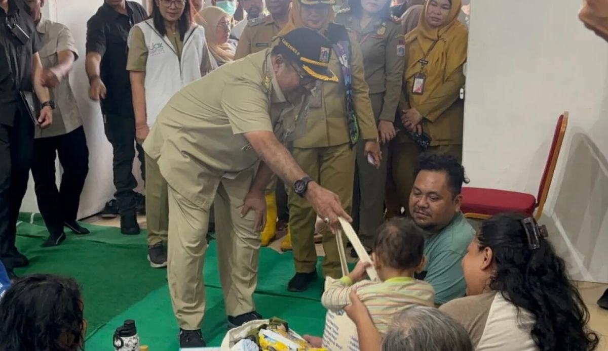Rano Karno Tinjau Lokasi Pengungsian Banjir di Jakarta Timur
