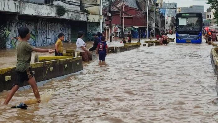 Damkar Jaktim Sedot Banjir di Jatinegara Barat, Lalu Lintas Dialihkan