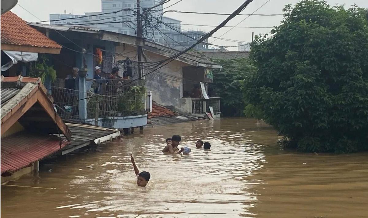 Update Banjir Jakarta: 77 RT Terendam, Ketinggian Air Capai 5 Meter