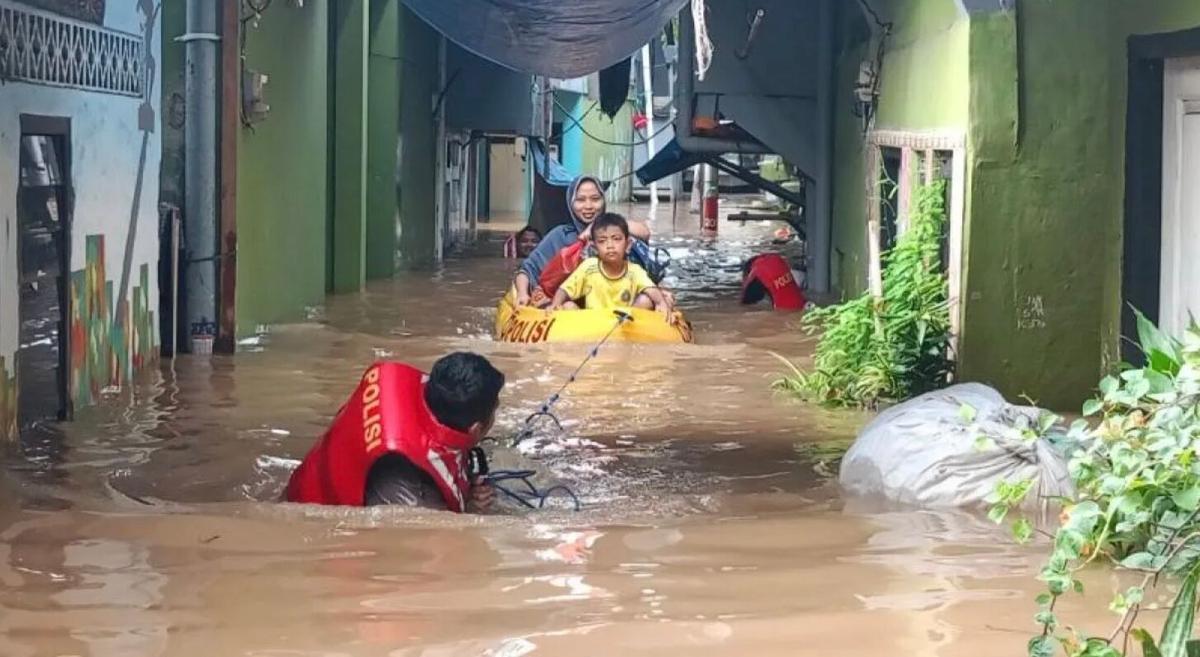 Kebon Pala Terendam Banjir Akibat Ciliwung Meluap, Ketinggian Air Capai 2 Meter