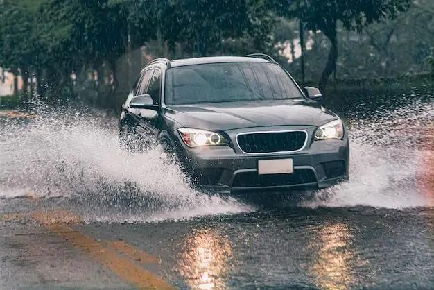 Ini Cara Aman Lewati Genangan Air dengan Mobil Hybrid, Simak Tipsnya di Sini!