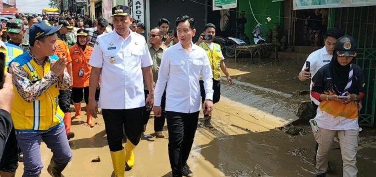 Gibran Panas-Panasan Terobos Lumpur Sisa Banjir di Pondok Gede Bekasi