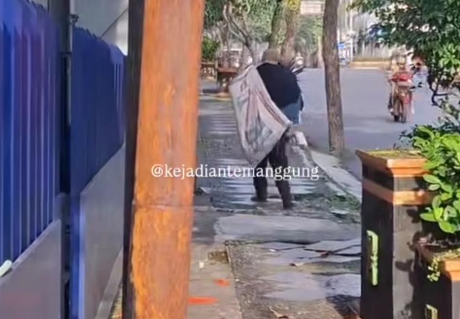 Viral ODGJ Berkeliaran Bawa Senjata Tajam di Temanggung