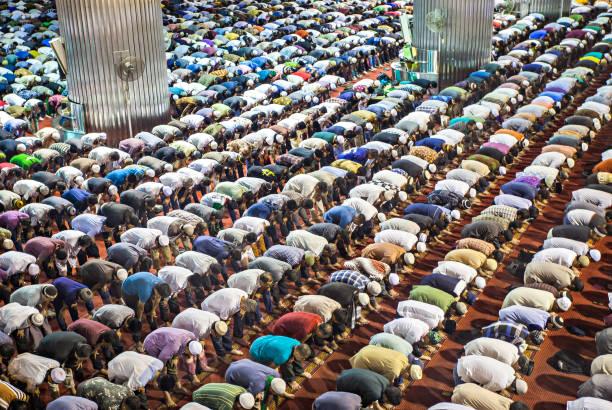 Live Streaming saat Salat. Ini Hukumnya Menurut Pandangan Syariat