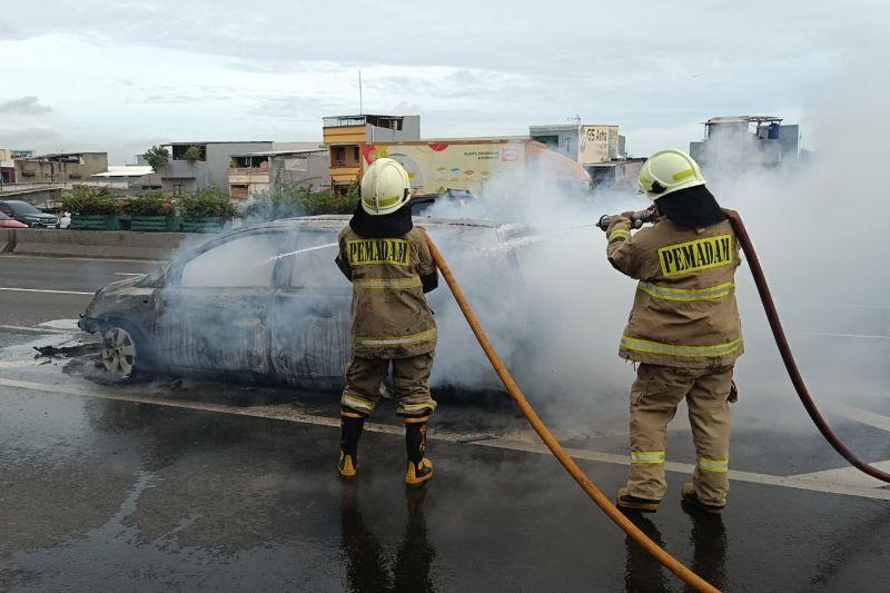 Mobil Terbakar Diduga gegara Korsleting di Tol Penjaringan