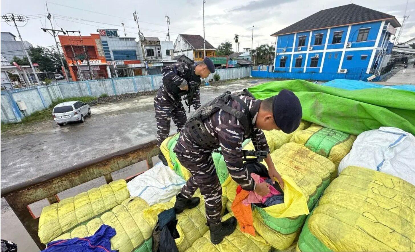 TNI AL Gagalkan Penyelundupan Pakaian Bekas Ilegal dari Malaysia