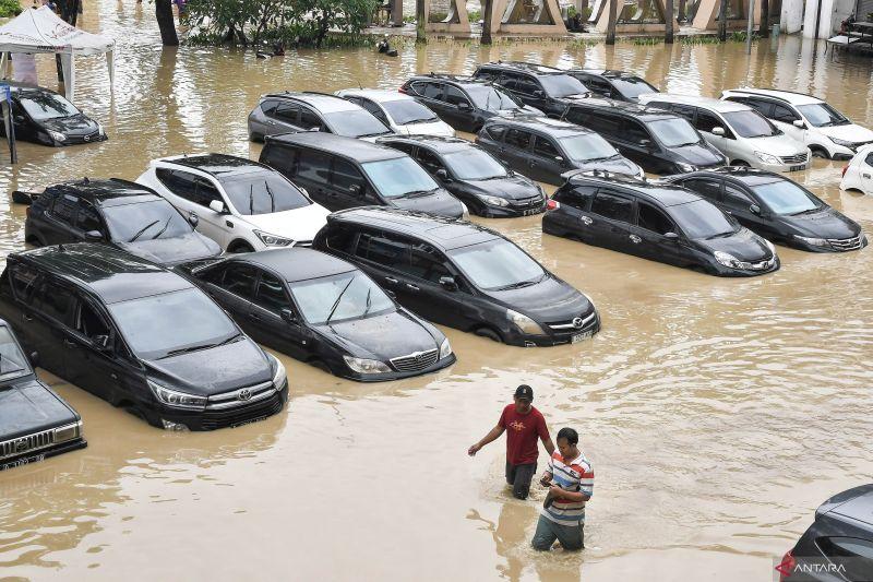 Catat! Kiat Aman Berkendara Pakai Mobil Listrik saat Banjir