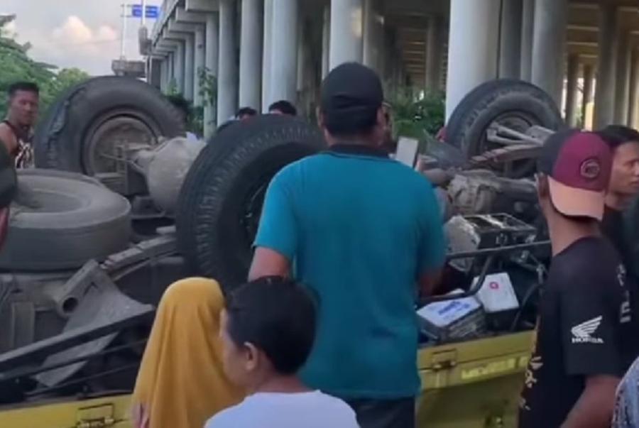Dua Orang Dilarikan ke RS usai Truk Terjun dari Tol Cibitung-Tanjung Priok