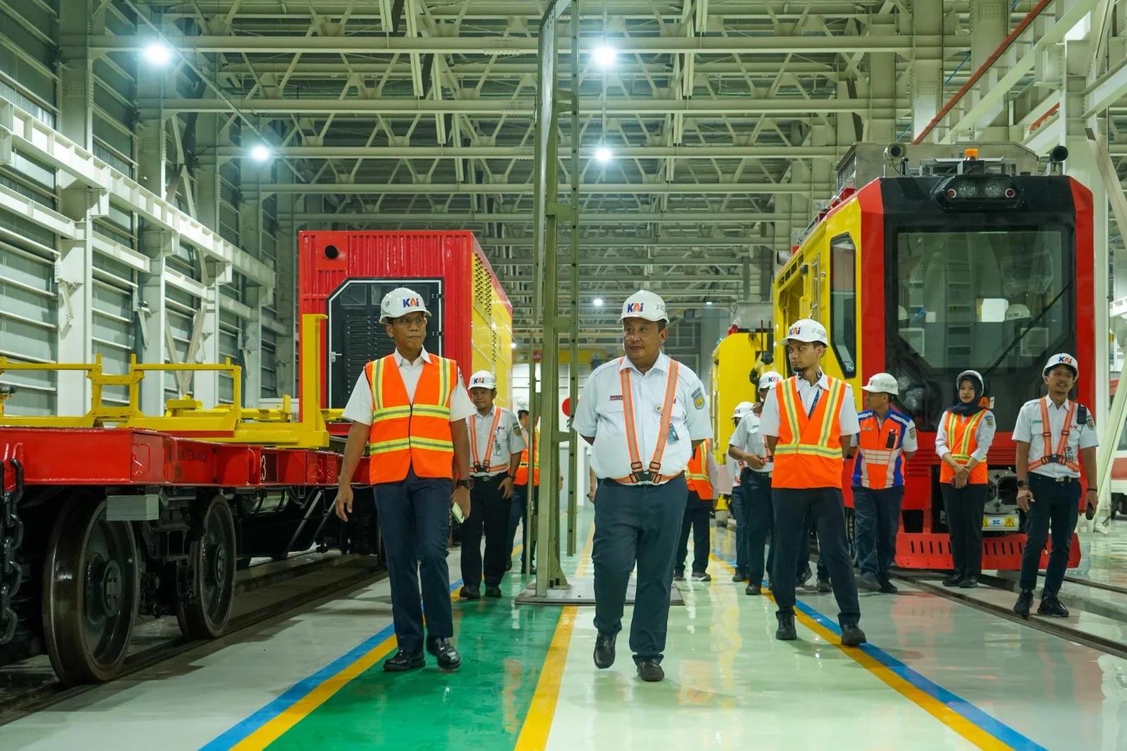 Dirut KAI Tinjau Depo LRT Jabodebek untuk Pastikan Kesiapan Angkutan Lebaran