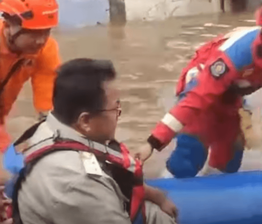 Rano Karno Jawab Kritik soal Cek Banjir Naik Perahu: Tidak Mungkin Menyenangkan Semua