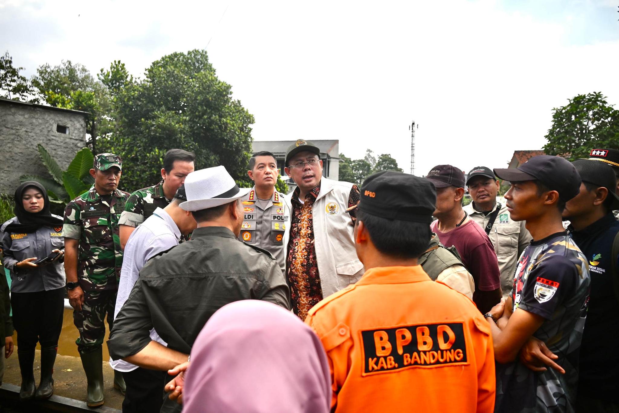 Tinjau Korban Banjir di Dayeuhkolot, Cucun: Jangan Ada Warga Kesulitan Makanan!