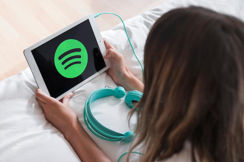 Kelebihan dan Kekurangan Mendengarkan Konten Podcast di Spotify