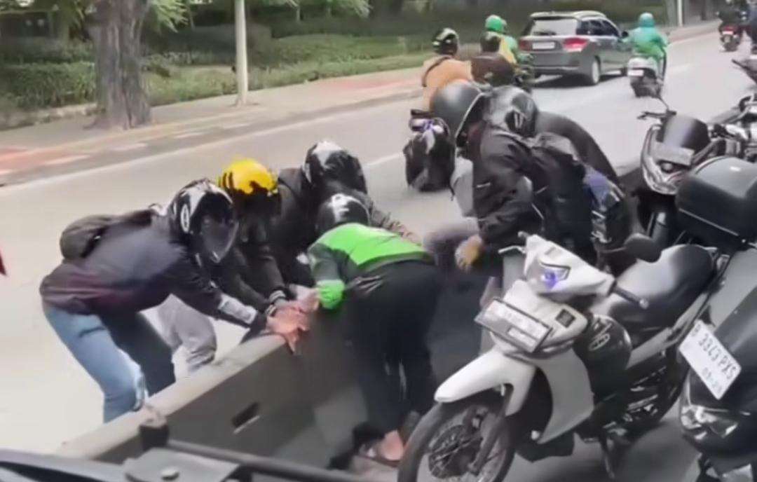 Viral! Pemotor Ramai-Ramai Bongkar Separator Busway di Jakut Diduga Hindari Razia