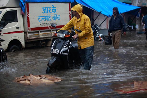 Motor Mogok saat Lewati Banjir? Ini Solusi yang Bisa Dilakukan