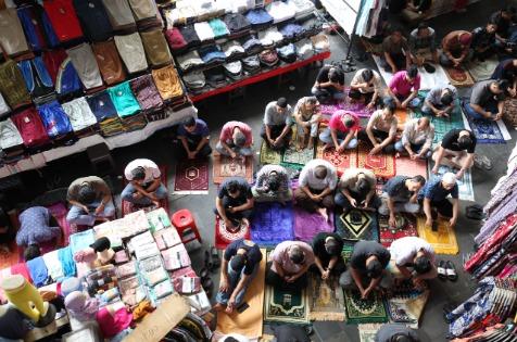 Potret Jumatan di Selasar Pasar Tanah Abang, Tetap Khidmat Meski Terbatas