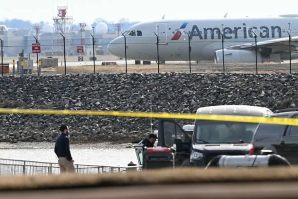 Pesawat Boeing 737 American Airlines Terbakar di Denver, 12 Penumpang Dilarikan ke Rumah Sakit
