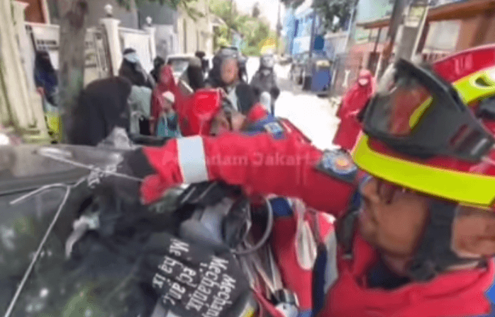 Bocah Terkunci dalam Mobil di Koja, Dievakuasi Damkar dalam 9 Menit