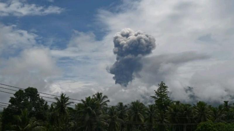 Gunung Dukono Kembali Erupsi, Abu Vulkanik Membumbung 3.000 Meter ke Udara