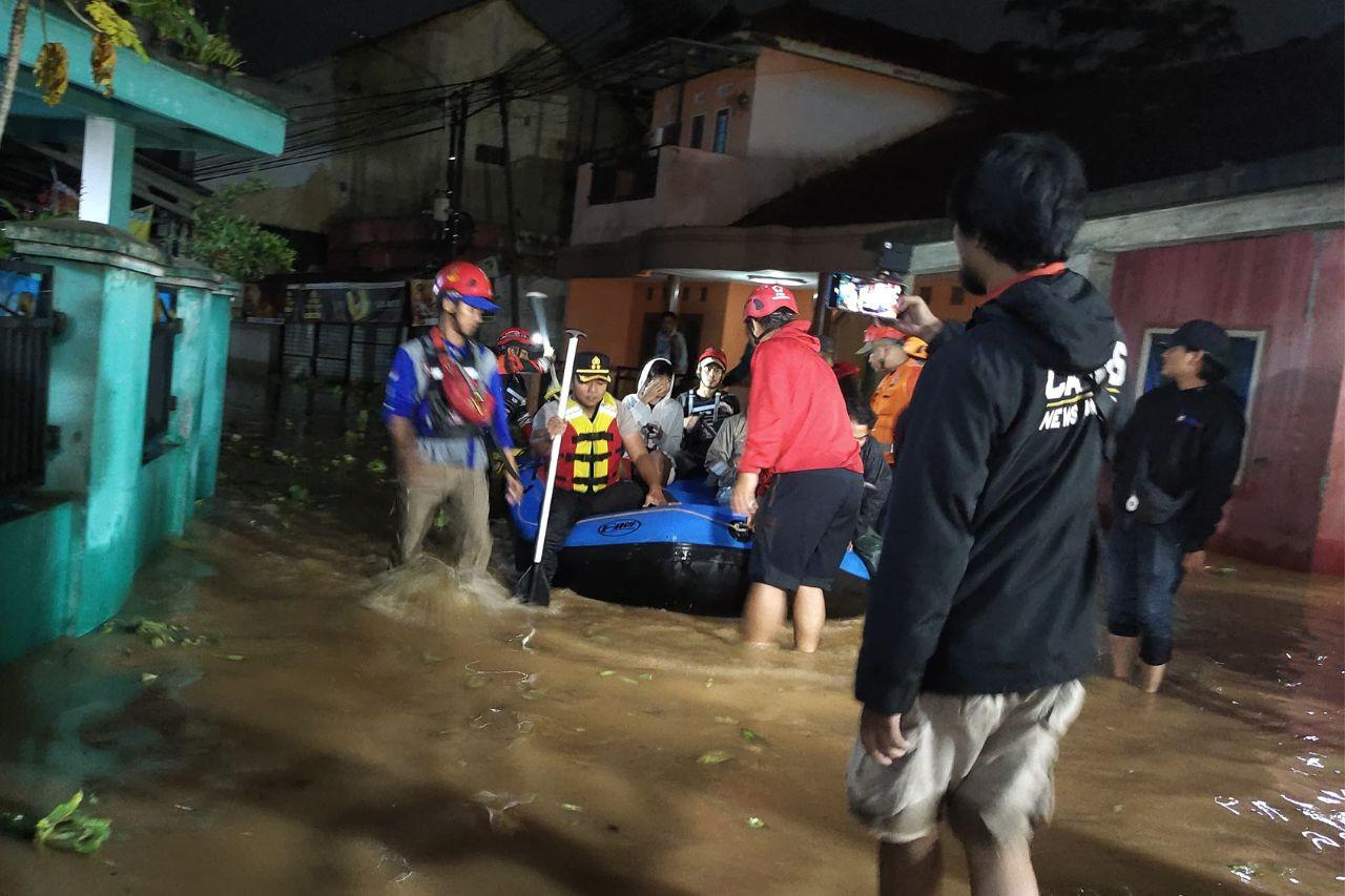 Kemensos Kirim Bantuan untuk Warga Terdampak Banjir di 4 Desa Sumedang