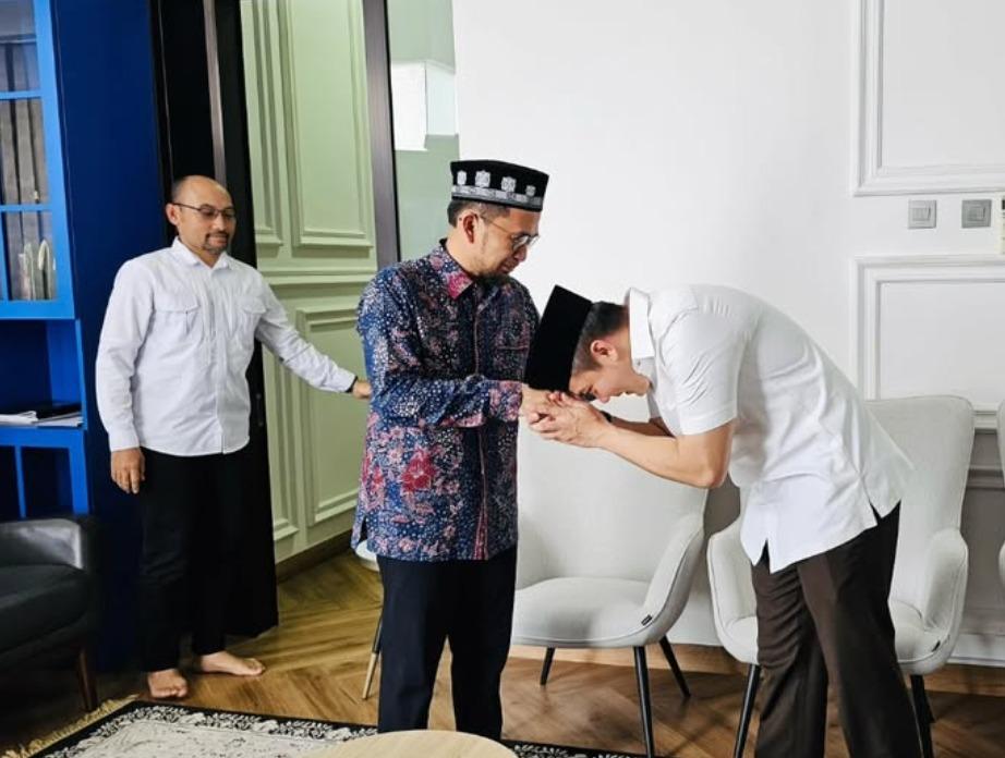 Pertemuan 3 Jam Sekretaris Kabinet Teddy Indra Wijaya dan Ustaz Adi Hidayat