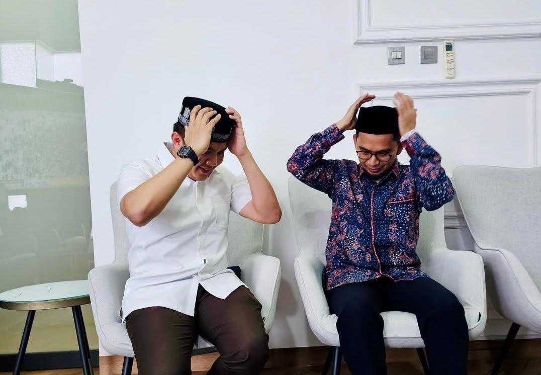 Momen Seskab Teddy Dapat Hadiah Peci Kesayangan Ustaz Adi Hidayat