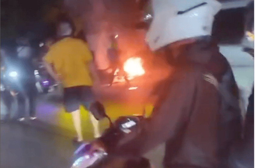 Pemotor Luka gegara Tabkrak Mobil saat Putar Balik di Cileungsi, Motornya Terbakar