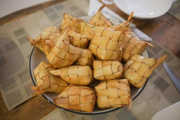 Begini Cara Membuat Ketupat Tradisional dan Tanpa Janur