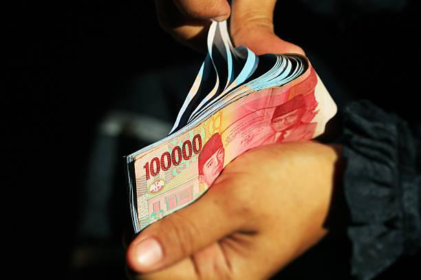 Suku Bunga Fed Bergeming, Rupiah Tersiksa di Atas Level Psikologis 16.500