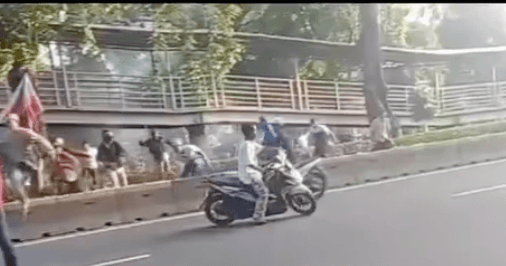 Viral Remaja Bentrok di Jalan Kyai Tapa Jakbar, Saling Serang Pakai Petasan