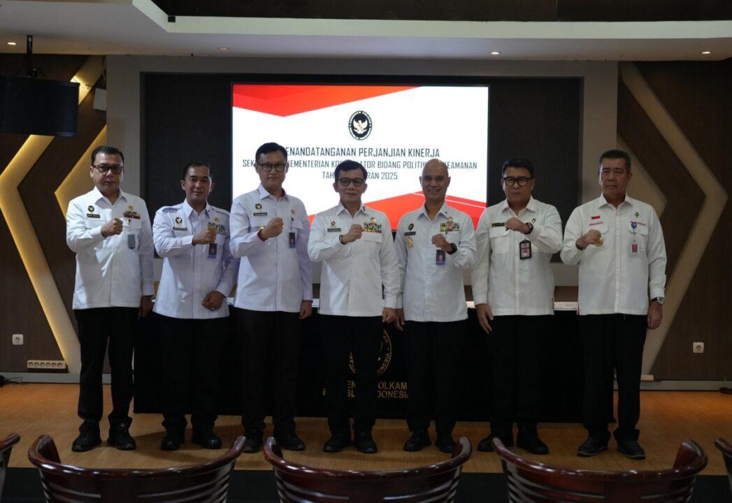 Unit Sekretariat Kemenko Polkam Teken Kinerja 2025