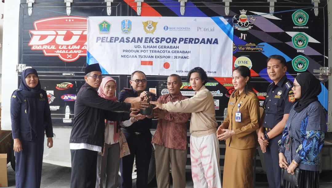 Ekspor Perdana, 500 Buah Pot Gerabah Asal Malang Tuju Pasar Jepang