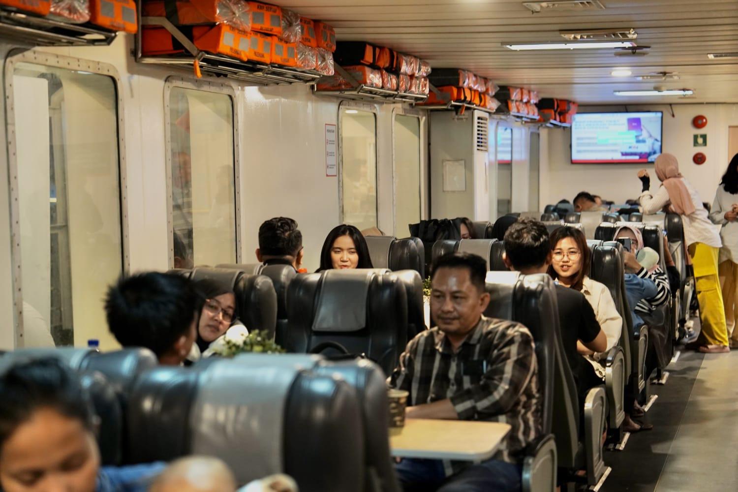 ASDP Catat 46.785 Ribu Orang dan 8 Ribu Kendaraan Menyeberang dari Jawa ke Sumatera H-7 Lebaran