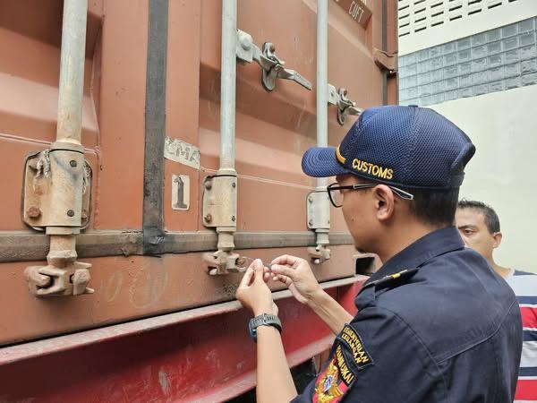 Dua Kontainer Isi Pakaian Dalam Wanita Diekspor ke Amerika Serikat