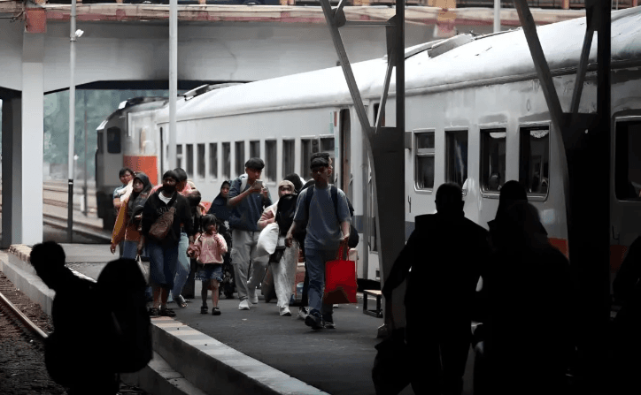 Lonjakan Penumpang Commuter Line Lokal Surabaya Saat Arus Balik Lebaran