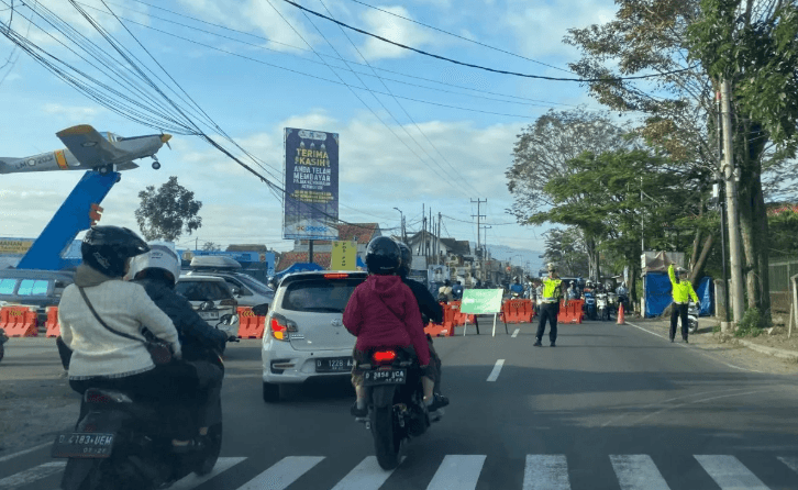 Polres Garut Berlakukan Sistem Satu Arah untuk Atasi Kepadatan Arus Lebaran