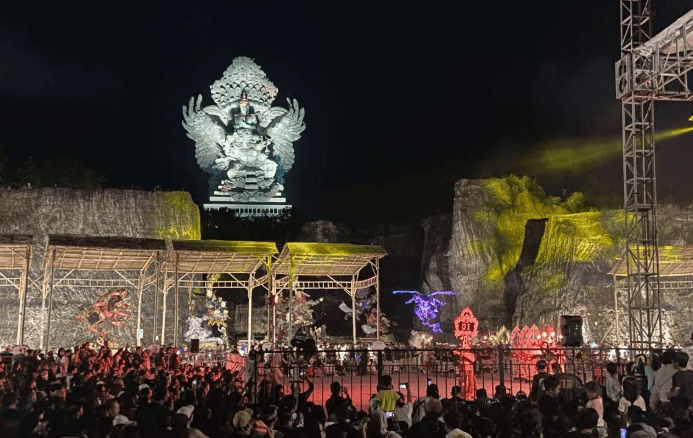 Ribuan Wisatawan Padati GWK saat Festival Ogoh-Ogoh di Libur Lebaran