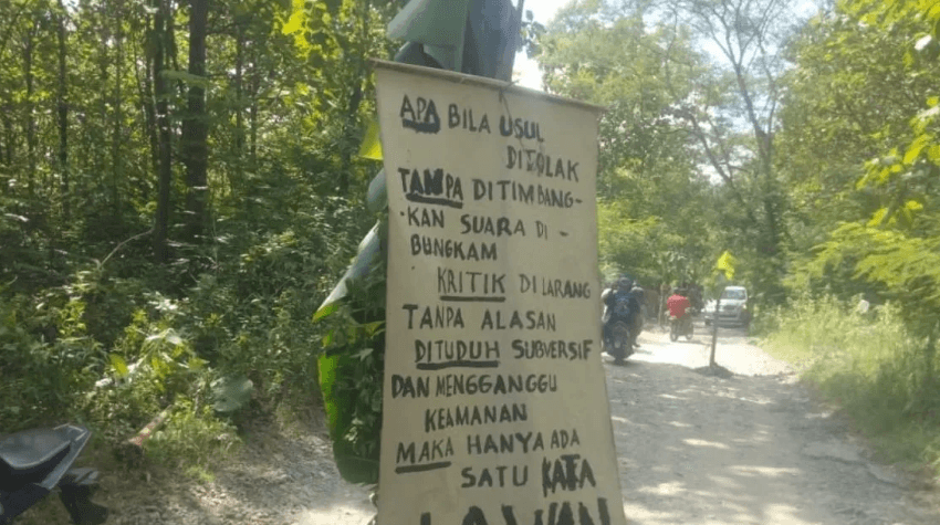 Jalan Rusak Hambat Aktivitas Warga