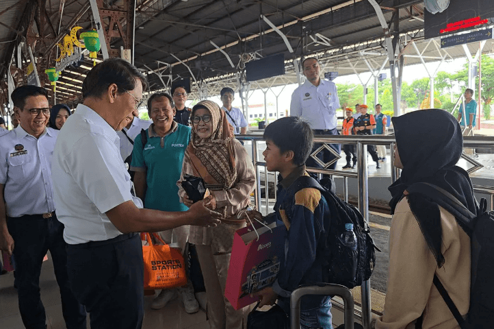 Dirut KAI Tinjau Arus Balik Lebaran 2025 di Stasiun Purwokerto